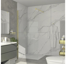 Modernes Badezimmer mit Dusche, Waschbecken und Toilette vor weisser Marmorwand