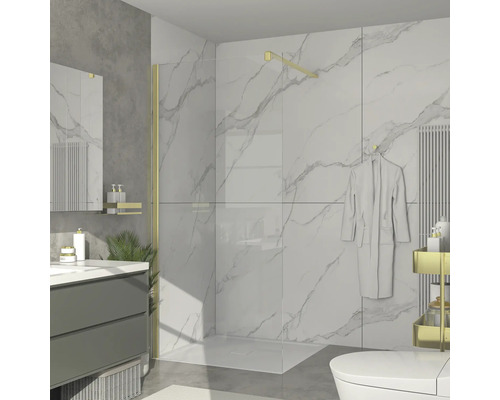 Modernes Badezimmer mit Dusche, Waschbecken und Toilette vor weisser Marmorwand