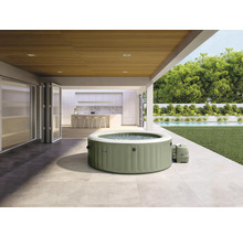 Bain à remous Intex sur une terrasse avec maison et jardin à l'arrière-plan