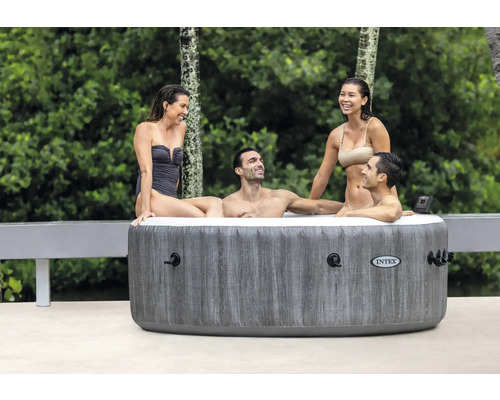Aufblasbarer Whirlpool mit vier Personen im Garten