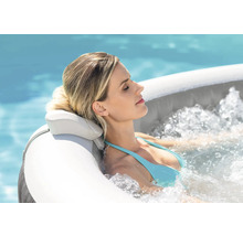 Frau entspannt in einem aufblasbaren Whirlpool mit Kopfstütze