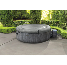 Intex aufblasbarer Whirlpool mit Abdeckung im Garten