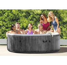 Groupe de personnes se détendant dans un jacuzzi à l'extérieur