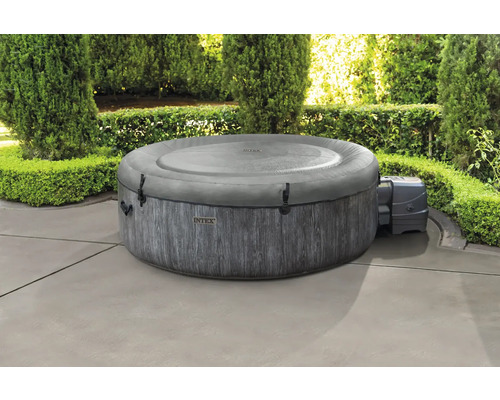 Bain à remous Intex avec couverture dans le jardin