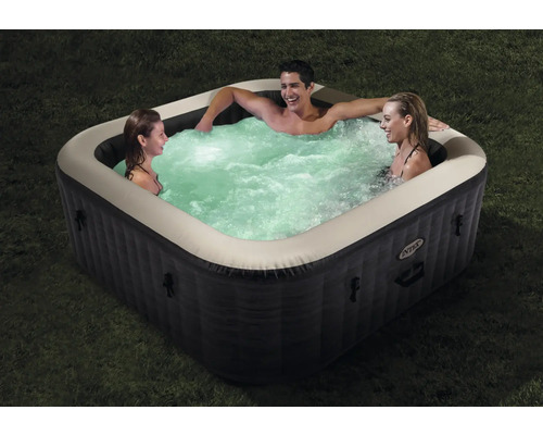 Aufblasbarer Whirlpool mit drei Personen im Garten