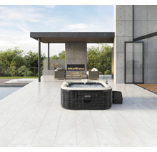 Aufblasbarer Whirlpool von Intex im Aussenbereich auf einer Terrasse