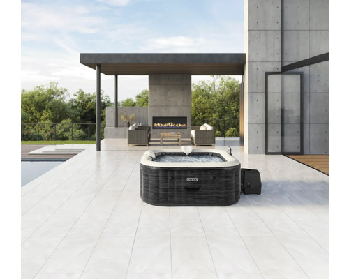 Aufblasbarer Whirlpool von Intex im Aussenbereich auf einer Terrasse