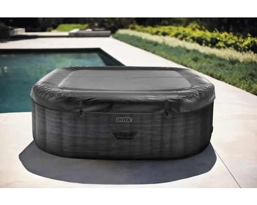Aufblasbarer Intex Whirlpool mit Abdeckung im Garten