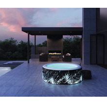 Scène avec un bain à remous sur une terrasse avec un coin salon et une cheminée