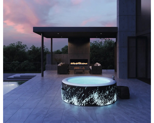 Scène avec un bain à remous sur une terrasse avec un coin salon et une cheminée