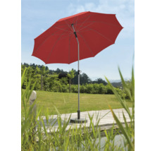 Roter Sonnenschirm im Garten