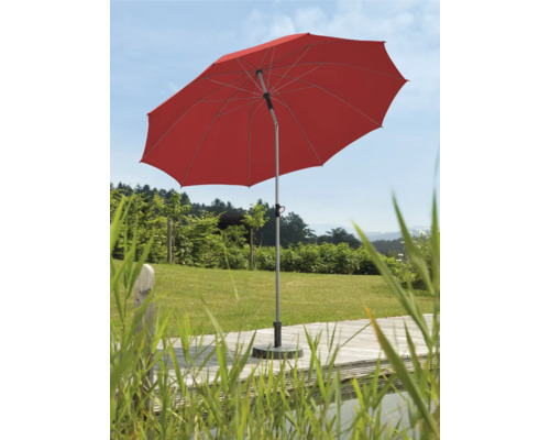 Roter Sonnenschirm im Garten