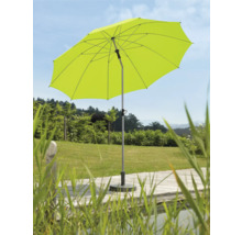 Geöffneter Gartenschirm mit Ständer auf einer Terrasse