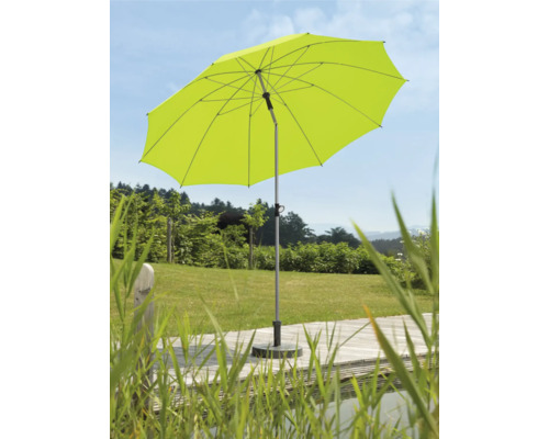 Geöffneter Gartenschirm mit Ständer auf einer Terrasse