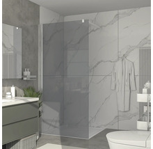 Modernes Badezimmer mit Duschabtrennung, Waschbecken, Toilette und Heizkörper