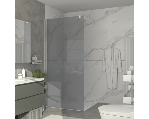 Modernes Badezimmer mit Duschabtrennung, Waschbecken, Toilette und Heizkörper