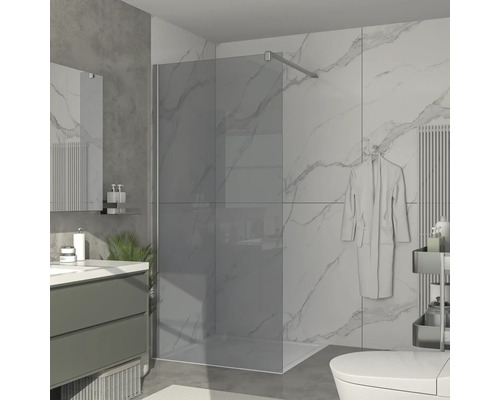 Modernes Badezimmer mit ebenerdiger Dusche, Waschtisch und Marmorfliesen.