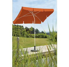 Quadratischer Sonnenschirm auf einer Terrasse