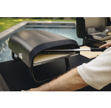 Four à pizza Enders avec brosse à pizza près d'une piscine