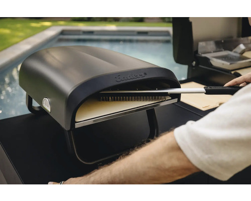 Four à pizza Enders avec brosse à pizza près d'une piscine