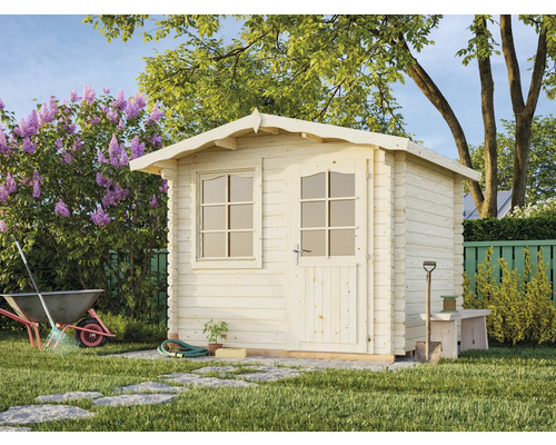 Jardin avec cabanon en bois, fenêtre, porte et outils de jardin