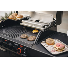 Scène de barbecue avec des hamburgers sur un barbecue noir