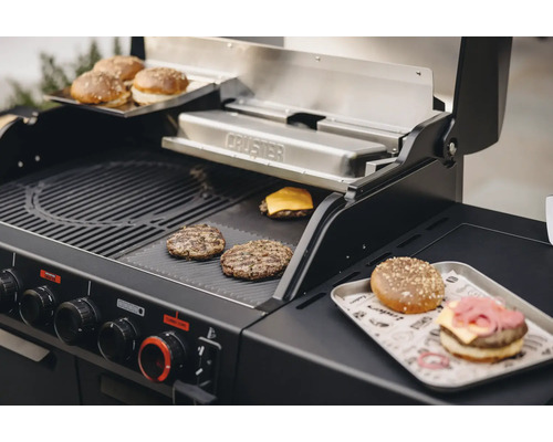 Scène de barbecue avec des hamburgers sur un barbecue noir