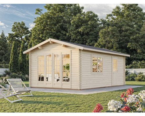 Abri de jardin en bois avec fenêtres et portes dans le jardin