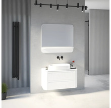 Modernes Badezimmer mit weißem Hängewaschbeckenunterschrank, Aufsatzwaschbecken, schwarzer Wandarmatur und großem beleuchtetem Spiegel.