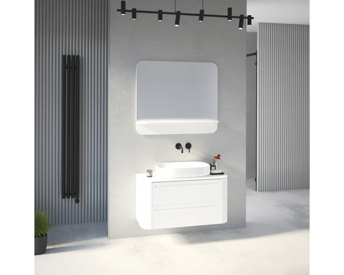 Modernes Badezimmer mit weißem Hängewaschbeckenunterschrank, Aufsatzwaschbecken, schwarzer Wandarmatur und großem beleuchtetem Spiegel.