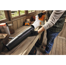 Une personne assemble un souffleur Stihl sur un établi.