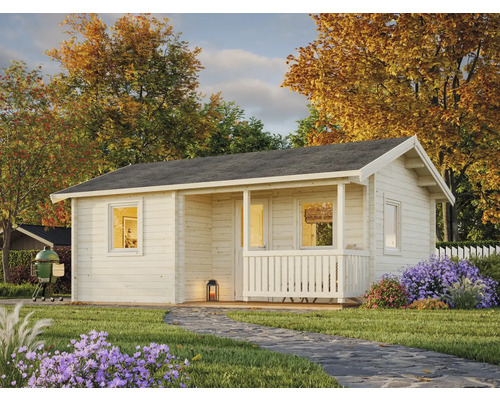 Gartenszene mit Holzgartenhaus mit Veranda und grauem Dach