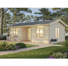 Holzgartenhaus mit Fenstern, Tür und Satteldach im Garten