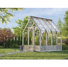 Gewächshaus aus Holz mit Pflanzen im Garten