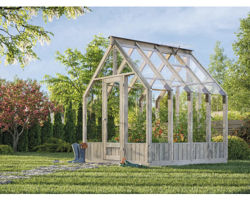 Gewächshaus aus Holz mit Pflanzen im Garten