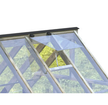 Detailansicht des Dachfensters eines Gewächshauses mit Holzrahmen