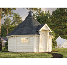 Holzgrillkota mit Dach, Fenster und Tür im Garten.