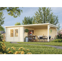 Holzgartenhaus mit überdachter Terrasse und Gartenmöbeln im Aussenbereich