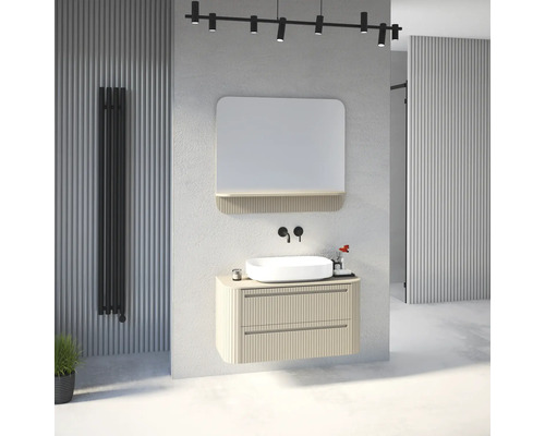 Modernes Badezimmer mit geriffeltem Waschtischunterschrank, ovalem Aufsatzwaschbecken, schwarzer Wandarmatur, Spiegel und schwarzem Heizkörper.