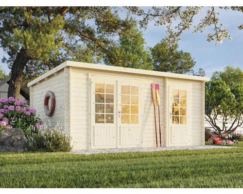 Garten mit Gartenhaus aus Holz, Paddeln und Rettungsring