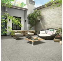 Aussenbereich mit Terrassenplatten, Sitzmöbeln und Dekorationen für einen stilvollen Garten