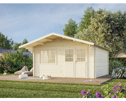 Abri de jardin en bois avec fenêtre et double porte sur une terrasse en bois dans un jardin.