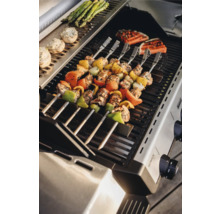 Grill mit Spießen, gefüllten Pilzen, Spargel und Fisch