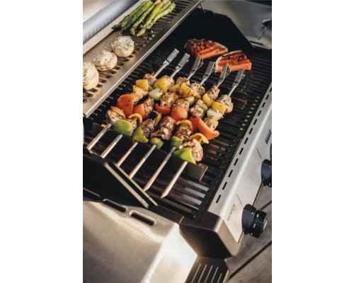 Grill mit Spießen, gefüllten Pilzen, Spargel und Fisch