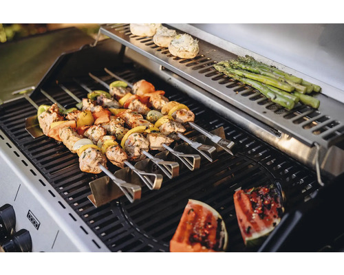 Gasgrill mit Spießen, gefüllten Champignons, Spargel und Wassermelone