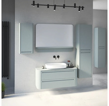 Modernes Badezimmer mit hellem Waschtischunterschrank, Aufsatzwaschbecken, Spiegel und Hochschränken in Lamellenoptik sowie schwarzer Beleuchtung.