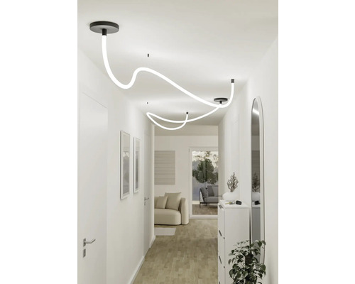 Flur mit moderner LED-Deckenleuchte in geschwungener Form