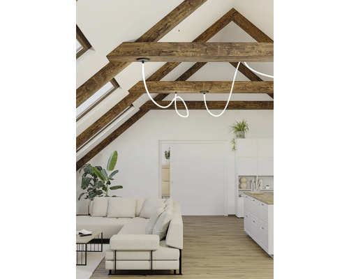 Helles Wohnzimmer mit Holzbalkendecke und moderner Beleuchtung