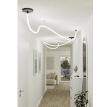 Couloir avec un plafonnier LED incurvé.