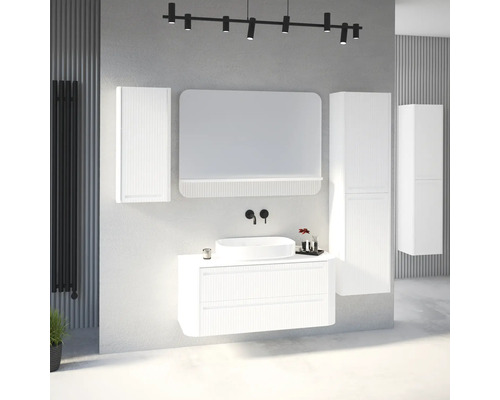 Modernes Badezimmer-Set mit weissem Waschtischunterschrank, Aufsatzwaschbecken, Spiegel mit Ablage und Hochschränken. Geriffelte Fronten.